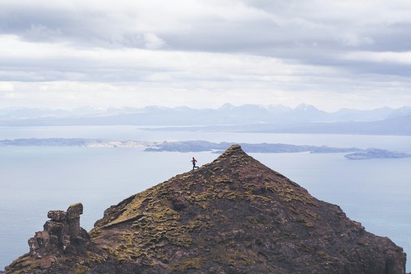 Comment organiser une randonnée à travers les fjords de l'île de Skye en Écosse?